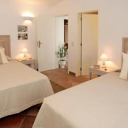 Βίλα Sleeps 10 With Pool And Air Con Malhadais