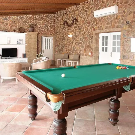 Villa Sleeps 10 With Pool And Air Con *